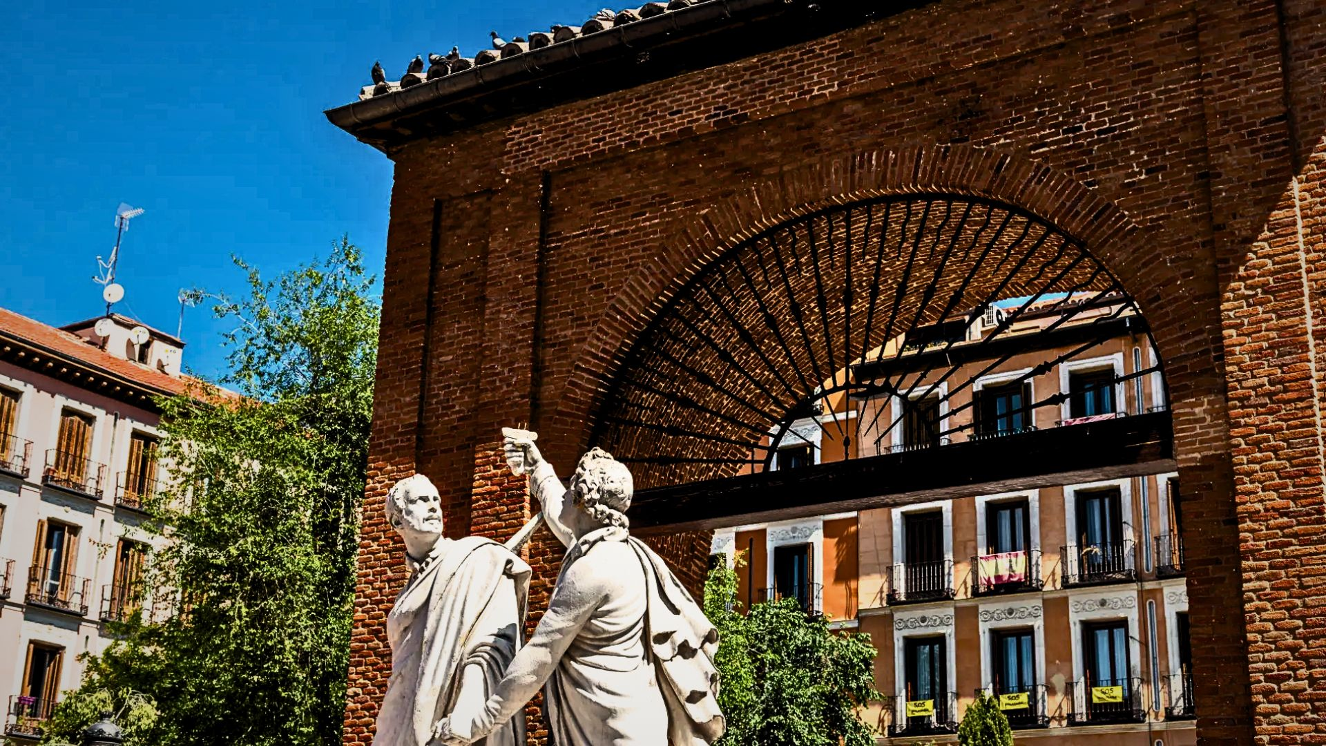 Calles del barrio Malasaña Madrid con tiendas y vida urbana