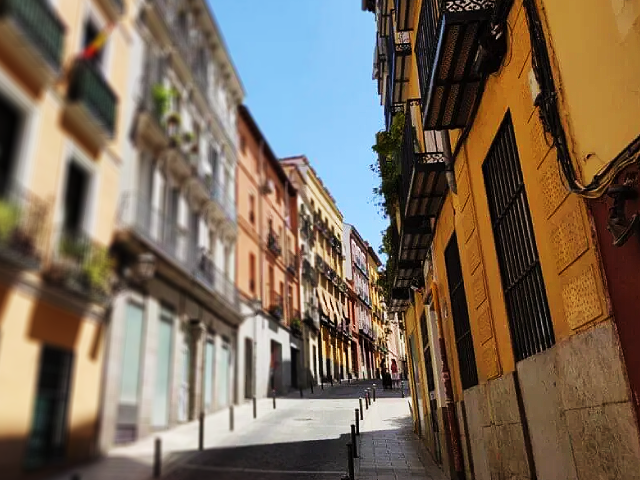 Calles históricas del barrio Lavapiés Madrid con edificios tradicionales