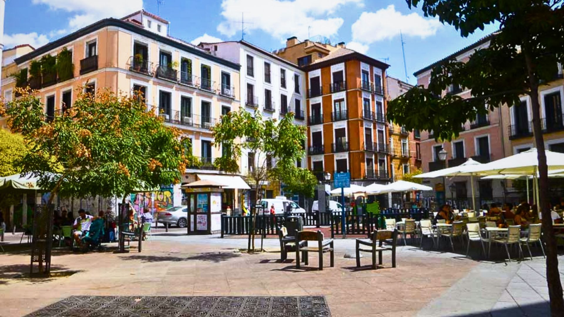 Plaza del Dos de Mayo en Malasaña Madrid ambiente urbano